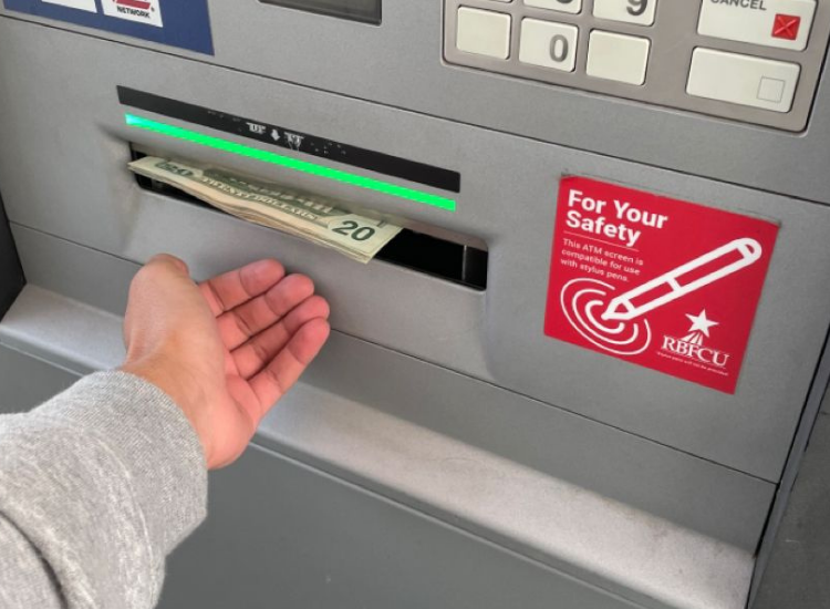 Du khách rút tiền Đô la Úc từ ATM quốc tế theo kinh nghiệm đi Úc an toàn và tiết kiệm